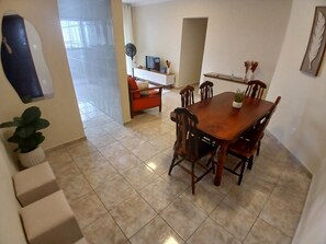 Apartamento luxo, sacada, vista para a cidade | Opções para refeição