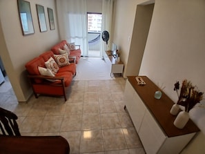 Apartamento luxo, sacada, vista para a cidade | Área de estar