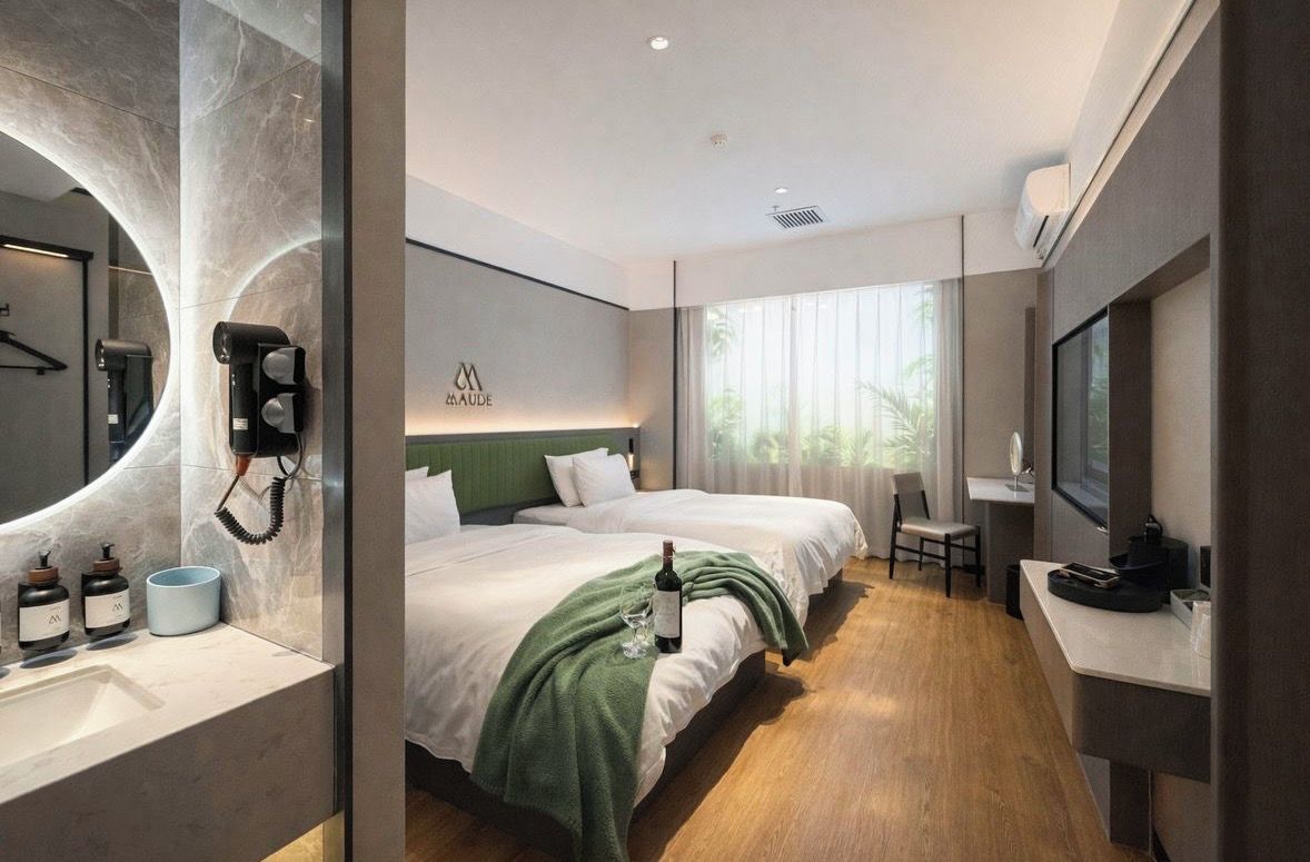 Une chambre d’hôtel équipée d’un lit, d’un bureau, d’une télévision, d’un miroir et d’une salle de bain avec un lavabo et des articles de toilette.