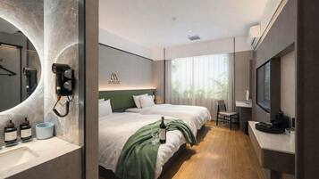 Une chambre d’hôtel équipée d’un lit, d’un bureau, d’une télévision, d’un miroir et d’une salle de bain avec un lavabo et des articles de toilette.