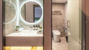 Phòng tiện nghi đơn giản, quang cảnh thành phố | Phòng tắm | Buồng tắm vòi sen, đồ dùng nhà tắm miễn phí, máy sấy tóc 