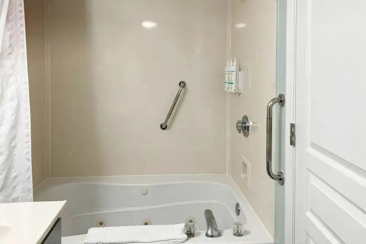 Ein Badezimmer mit einer Badewanne, einer Duschkabine aus Glas und einem weißen Waschtisch.