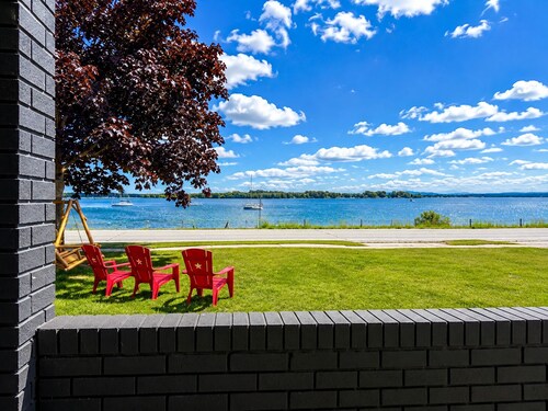 Lake House-Hot Tub-Outdoor Kitchen-Fire Pit-Movie Theater-King Bed
