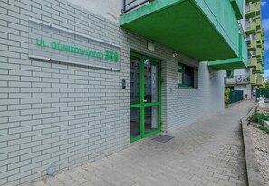 A building with a sign reading 'UL. DUNIKOWSKI 38B'. - Dunikowskiego Cosy Apartment (Szczecin)