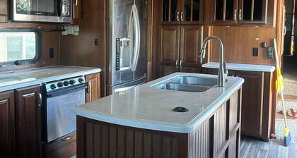 Spacious, fully stocked RV in quiet, peaceful Lynndyl