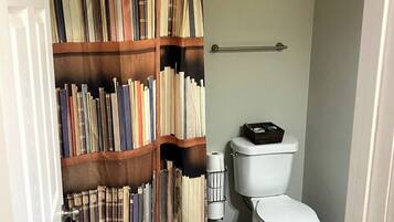 Ducha, toallas, jabón, papel higiénico