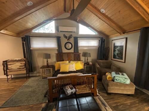 Private guesthouse with porch and vaulted ceiling