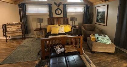 Private guesthouse with porch and vaulted ceiling