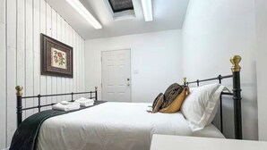 Room - 2-bedroom house in Vancouver and close to UBC perfect for relaxing getaways (Vancouver)