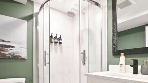 Bathroom - 2-bedroom house in Vancouver and close to UBC perfect for relaxing getaways (Vancouver)