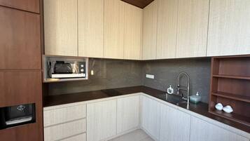 Family Suite, Pool View | Private kitchen