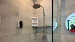 Suite Familiale, vue piscine | Salle de bain