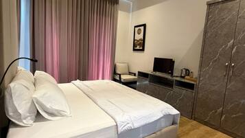 Deluxe Double Room, Balcony, City View | WiFi (free)