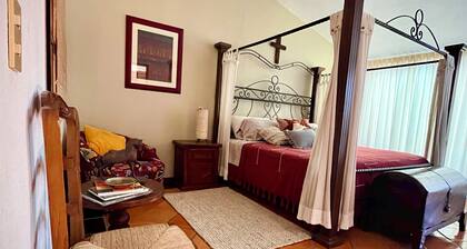Delightful 3-bedroom house with pool, AC near Marina & Beach in Puerto Vallarta