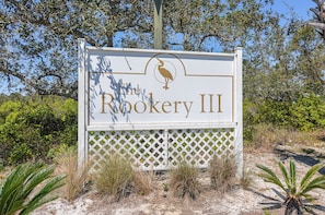 Skilt for The Rookery III med et fuglelogo.