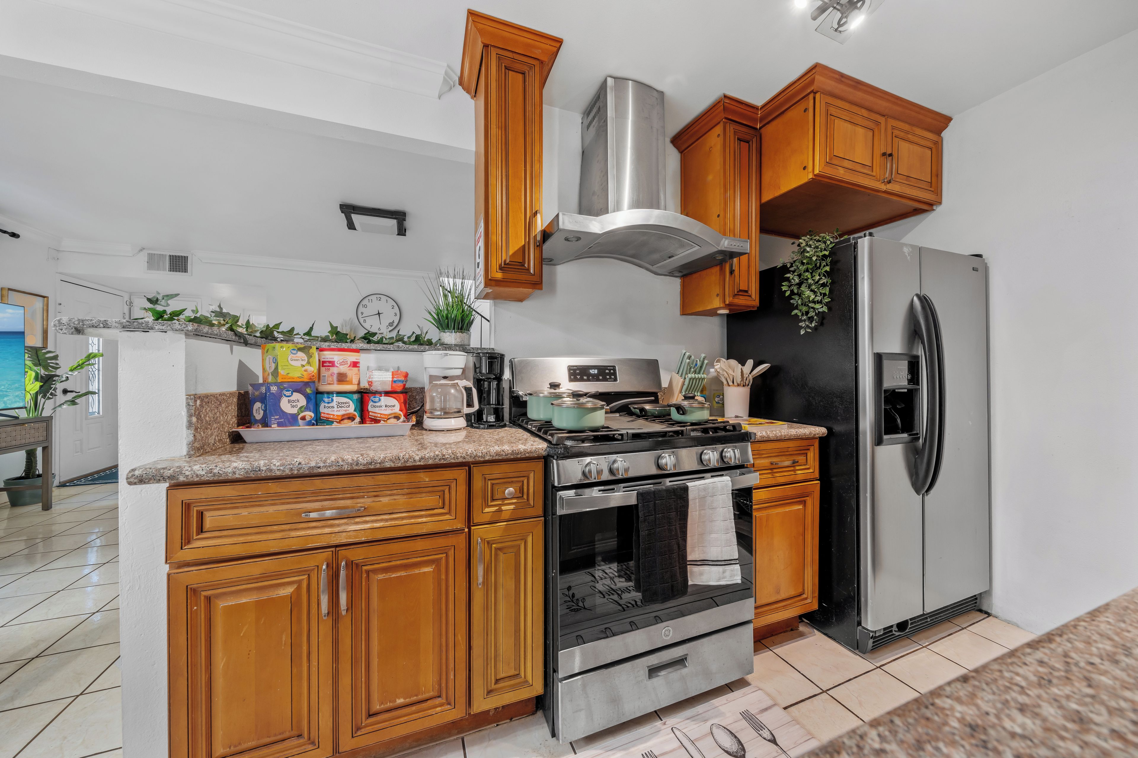 Coffee/tea maker, fridge, microwave, oven
