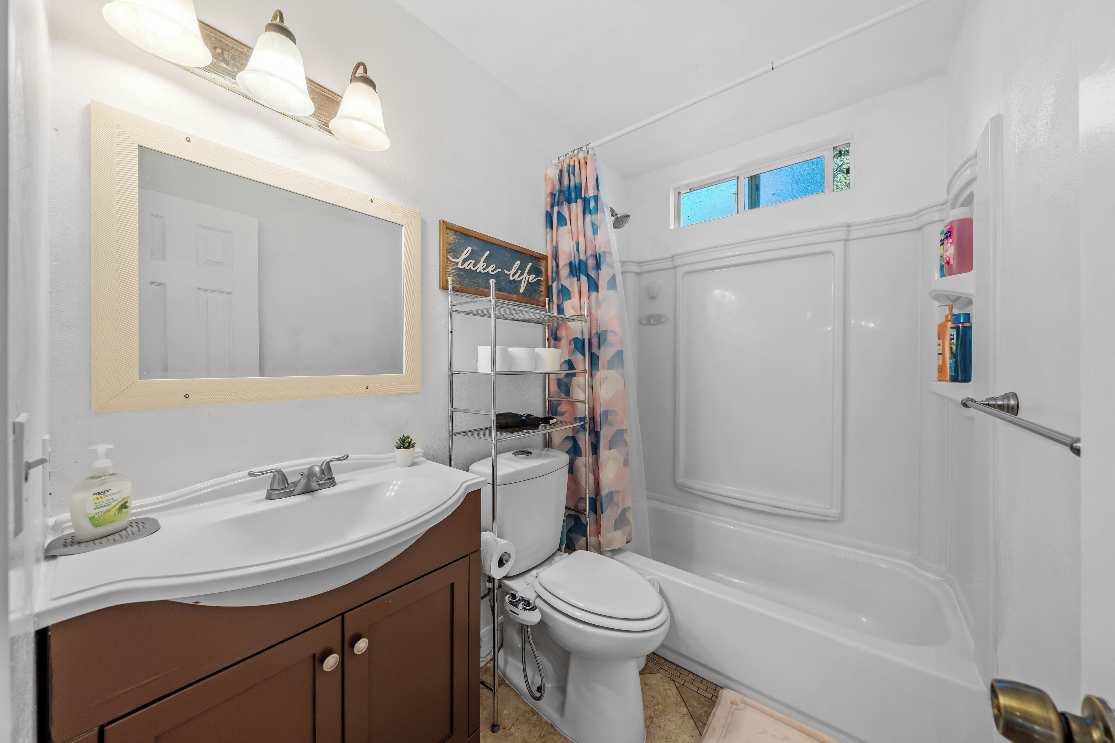Sèche-cheveux, bidet, serviettes fournies, savon