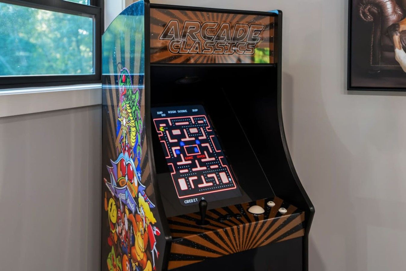 Une borne d’arcade avec un jeu de labyrinthe affiché à l’écran, portant la mention « CLASSIC ARCADE ».