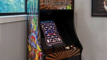 Une borne d’arcade avec un jeu de labyrinthe affiché à l’écran, portant la mention « CLASSIC ARCADE ».