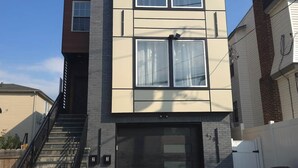 Exterior - Apartment in Newark,
sleeps 5+, spacious & near NY (Newark)
