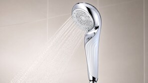 A chrome showerhead with water flowing from it. - Minn Ueno Uguisudani (Tokyo)