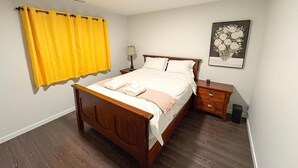 Room - Vancouver UBC 3BD Garden Suite offers a spacious apartment in Vancouver. (Vancouver)