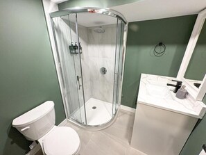 Bathroom - Vancouver UBC 3BD Garden Suite offers a spacious apartment in Vancouver. (Vancouver)