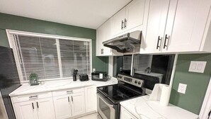 Private kitchen - Vancouver UBC 3BD Garden Suite offers a spacious apartment in Vancouver. (Vancouver)