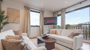 Unclassified image, 5 of 44, button - City View Duplex with Jacuzzi & Snooker Sleeps 10 (London)