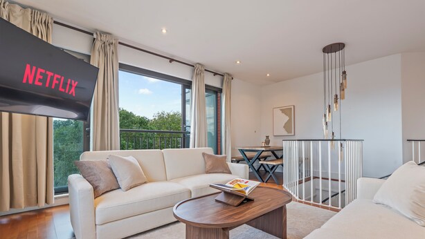 Unclassified image, 1 of 44, button - City View Duplex with Jacuzzi & Snooker Sleeps 10 (London)