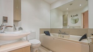 Unclassified image, 4 of 44, button - City View Duplex with Jacuzzi & Snooker Sleeps 10 (London)
