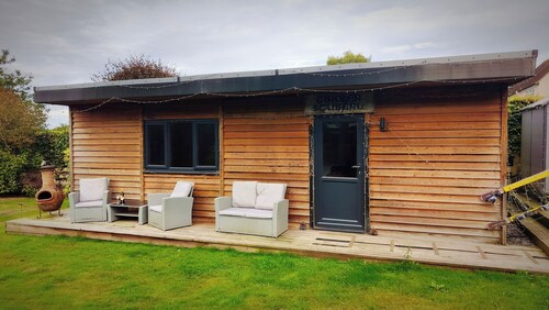 Luxury Cabin Lodge. Sleeps 4. Countryside Views. Parking.