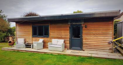 Luxury Cabin Lodge. Sleeps 4. Countryside Views. Parking.