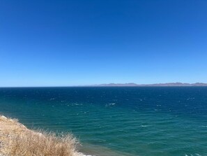 Un paisaje costero con cielo despejado y mar en calma.