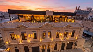 Un hôtel doté d’un bar sur le toit, de nombreux balcons et d’une architecture classique.