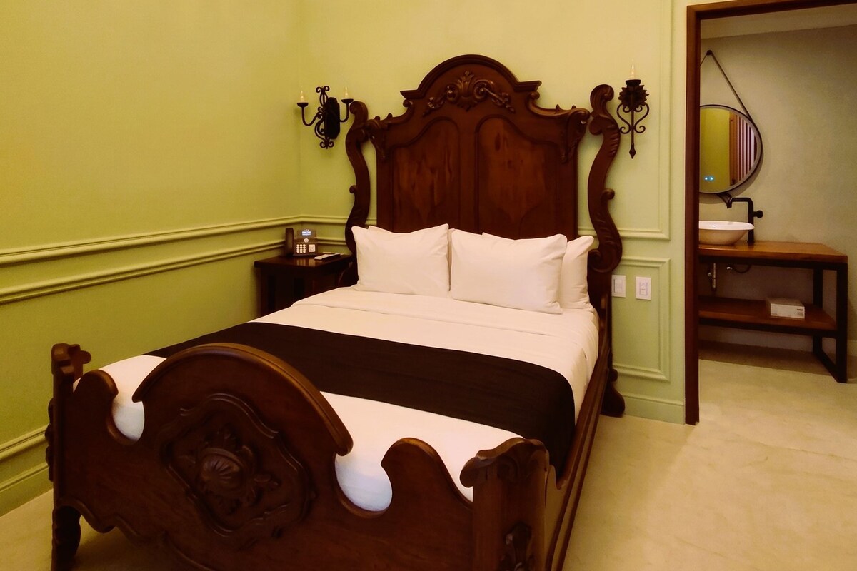 Standard Room, 1 Queen Bed, Non Smoking | In-room safe, WiFi (free), bed sheets