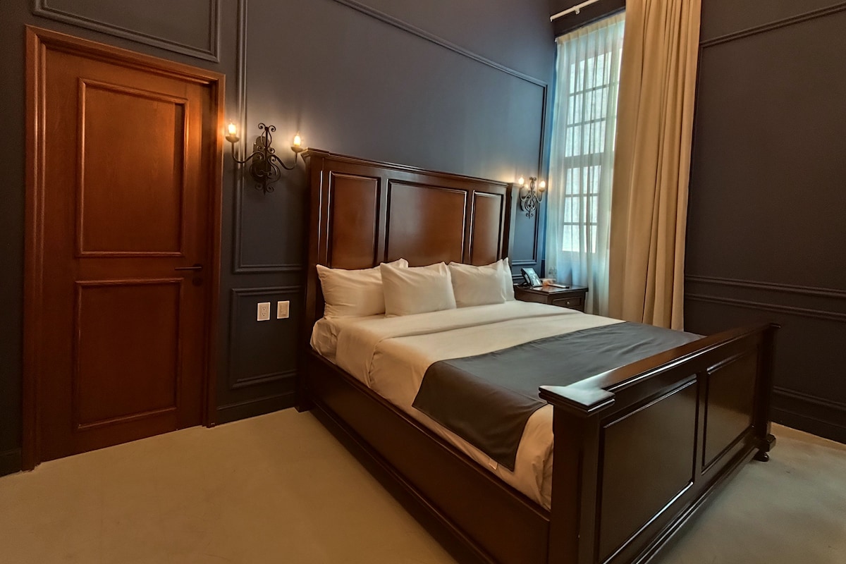 Deluxe Room, 1 King Bed, City View | In-room safe, WiFi (free), bed sheets