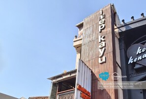 A building with a vertical wooden facade and a sign that reads 'Kool Keno'. - LiviZens @ Inep Kayu Solo (Surakarta)