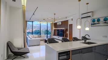 Executive Suite, Balcony, Sea View | Interior