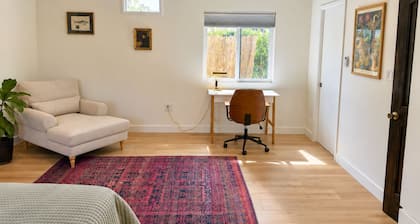 Luxury Private 1 bd & 1 bath Suite - 5 min Walk to Dt Carp and 20 min to beach