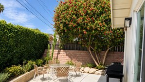Outdoor dining - Cozy brand new 1-bedroom suite in beautiful Carpinteria with AC (Carpinteria)