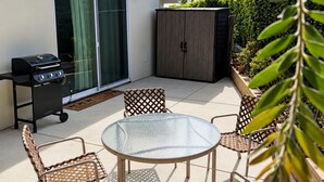 Outdoor dining - Cozy brand new 1-bedroom suite in beautiful Carpinteria with AC (Carpinteria)