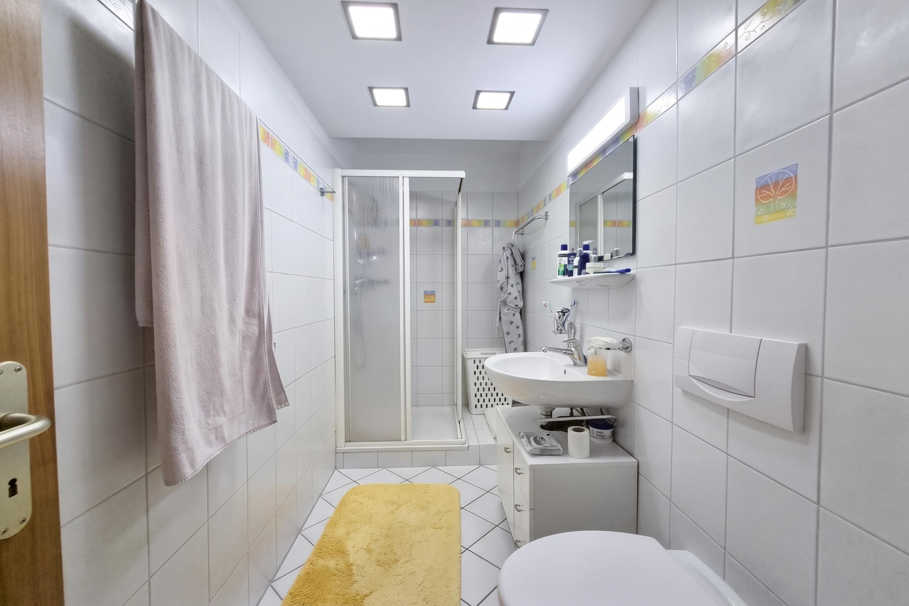 Salle de bain avec douche