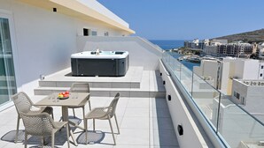 Outdoor dining - Penthouse, Jacuzzi & Sea-View in Gozo 7A, Marsalforn Iz-Zebbug Gozo, Malta (Marsalforn Iz-Zebbug Gozo)