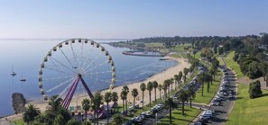 A Ferris wheel, a beach, and a parking lot. - Devlin 103 - Stylish Geelong Apartment (Greater Geelong)