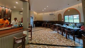 Bar (trong khuôn viên)