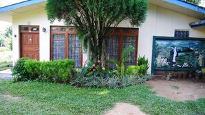Um edifício com porta frontal, uma janela grande e um mural na parede.