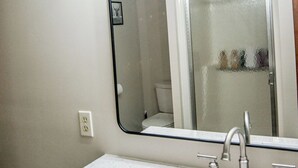 Bathroom - Serene Quiet Getaway Schipp's Hideaway 2-bedroom house with AC in charming Pella (Pella)