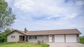 Exterior - Serene Quiet Getaway Schipp's Hideaway 2-bedroom house with AC in charming Pella (Pella)