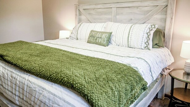 Room - Serene Quiet Getaway Schipp's Hideaway 2-bedroom house with AC in charming Pella (Pella)